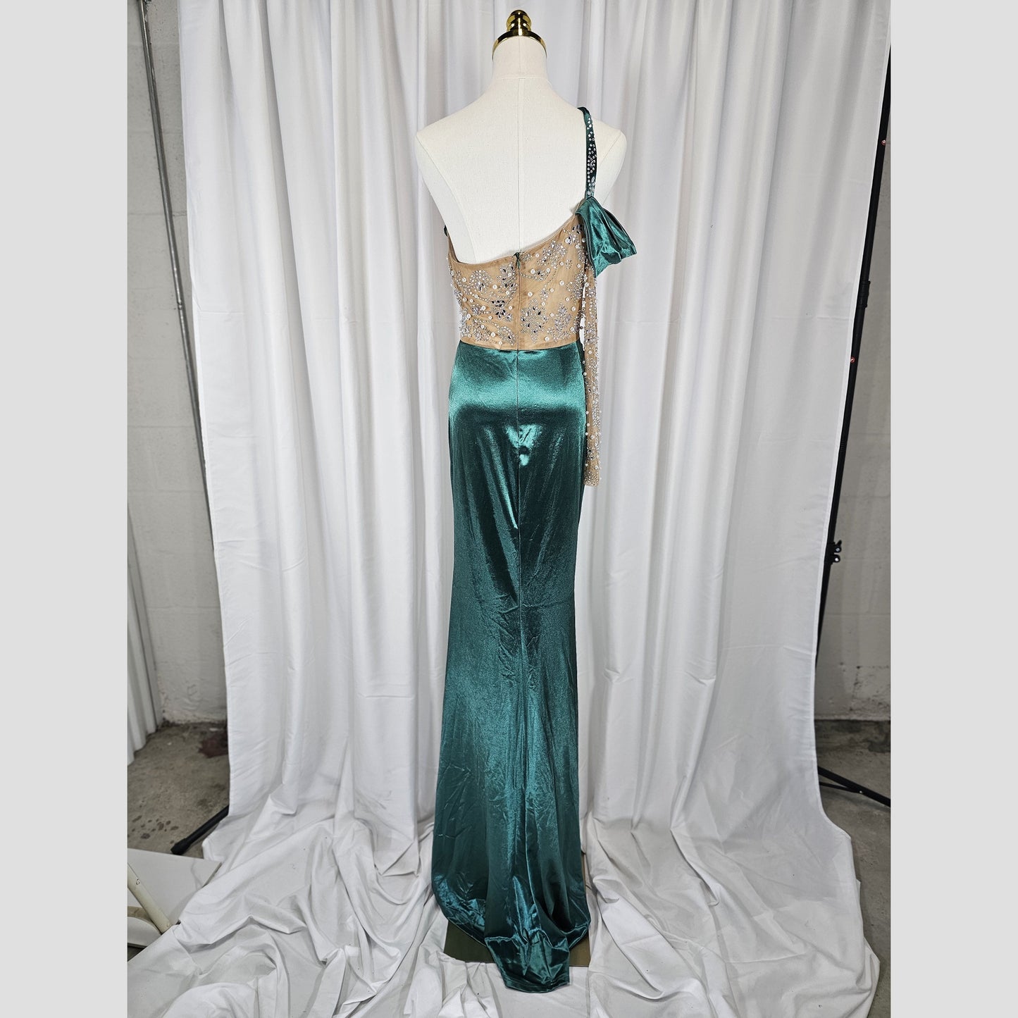 Glamour Unleashed: Sequined Emerald Dream Dress