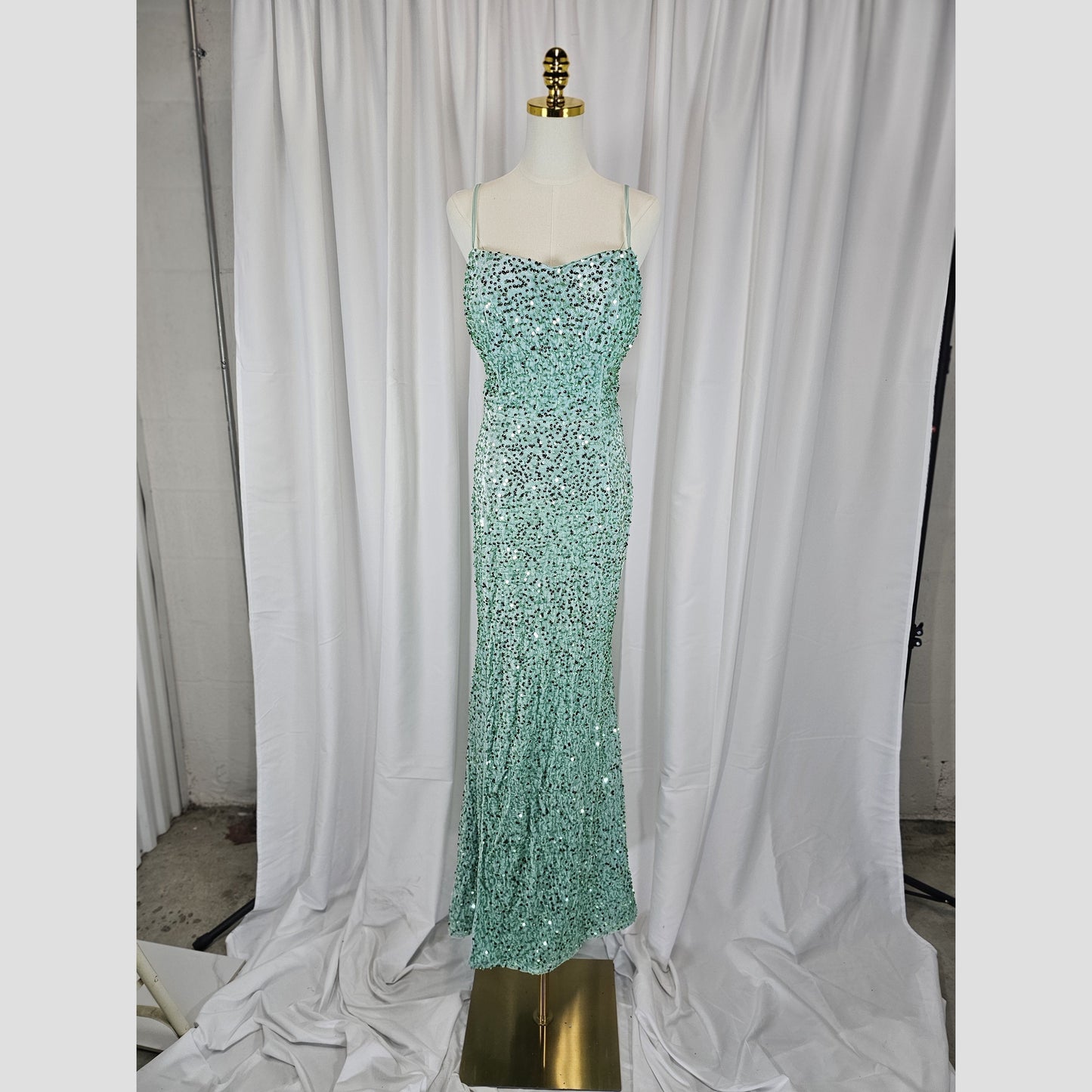 Aqua Shimmer Mermaid Gown: Dazzle & Dance the Night Away