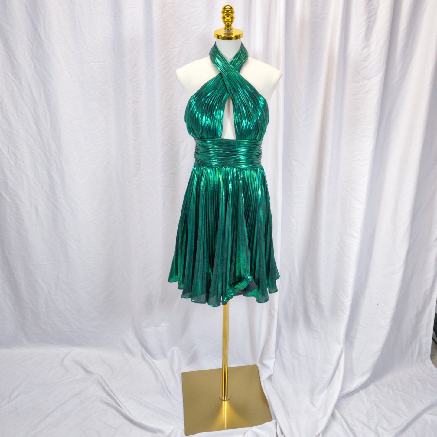 Dazzling Emerald Halter Dress: Your Ultimate Party Showstopper!