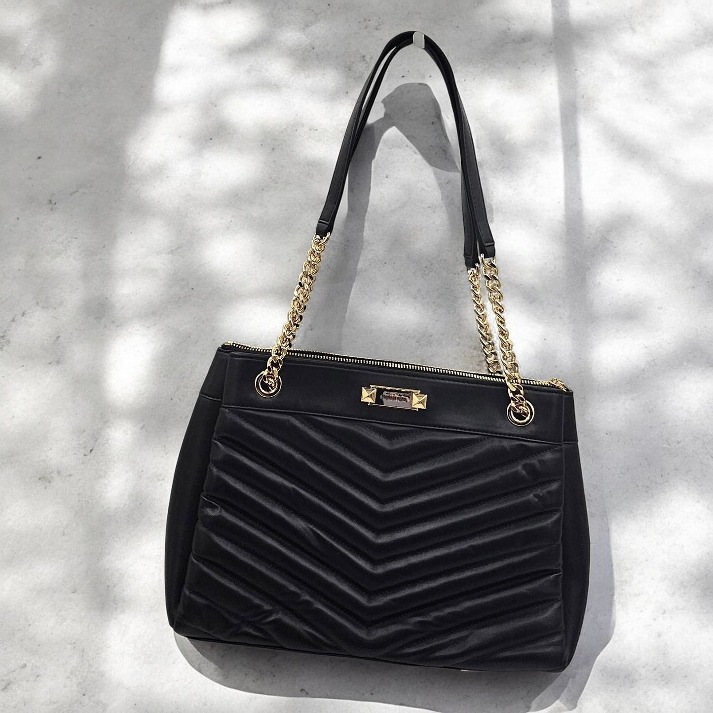 Chic Quilted Handbag with Gold Chain Straps