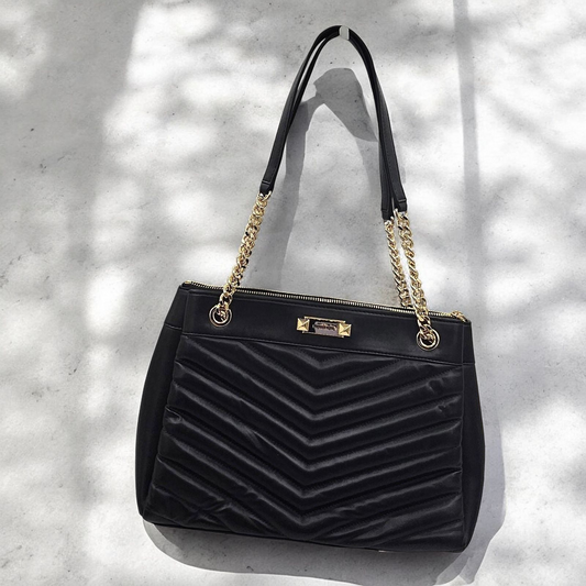 Chic Quilted Handbag with Gold Chain Straps