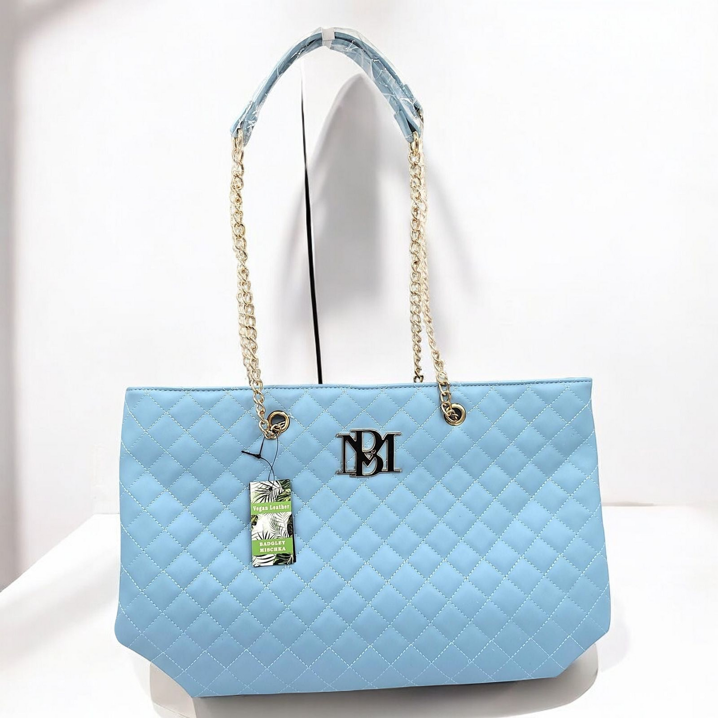Chic Quilted Handbag with Gold Chain Straps