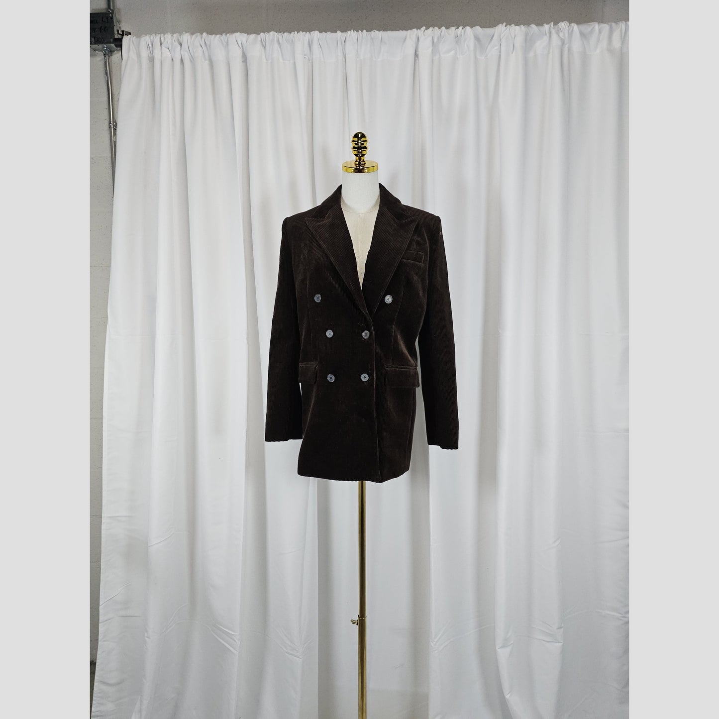 Chic Chocolate Velvet Blazer: Class Meets Cozy!
