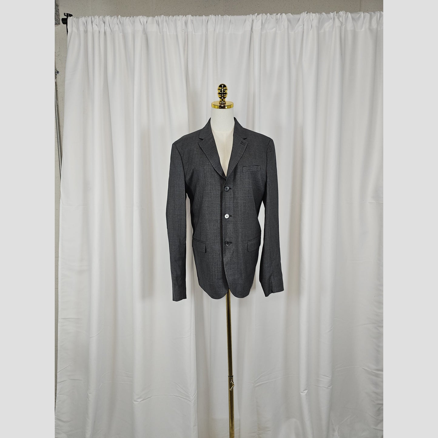 Dapper Dynamo: Classic Grey Blazer for Every Occasion