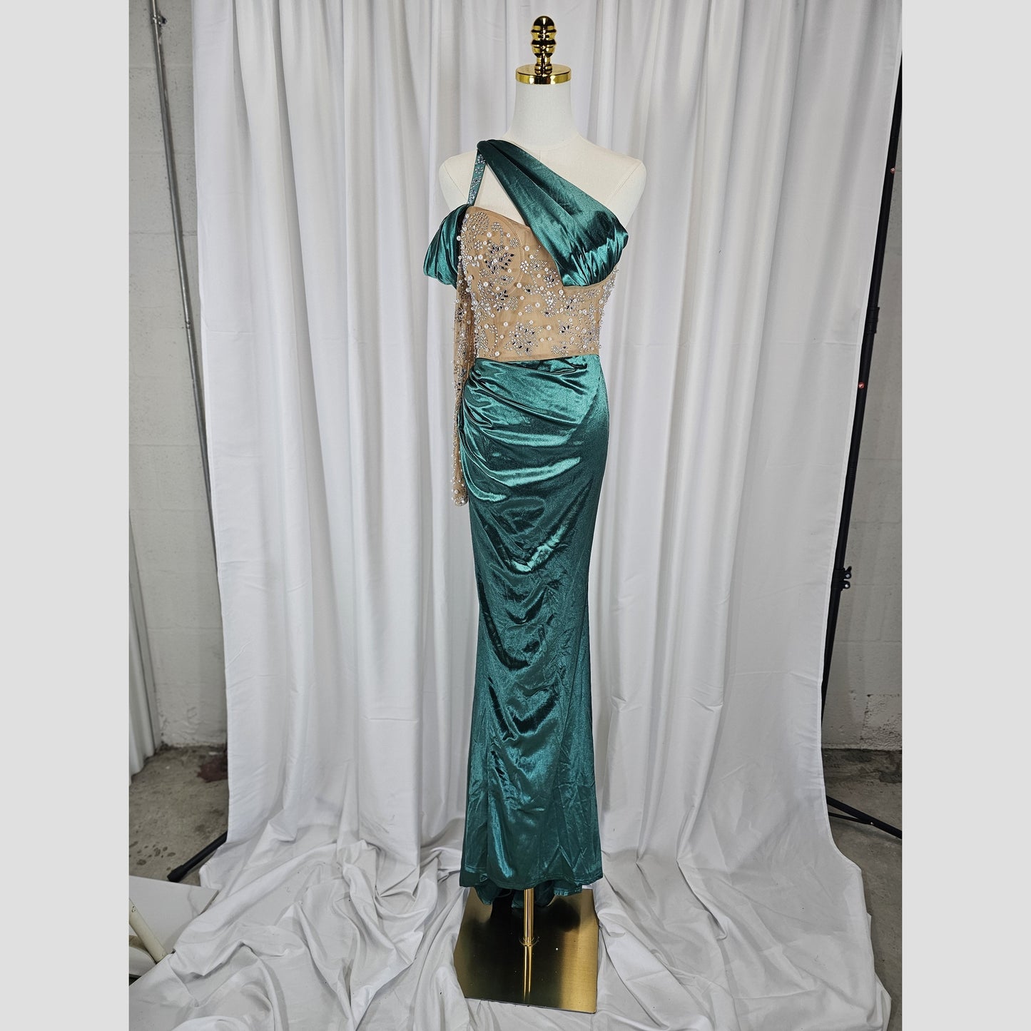 Glamour Unleashed: Sequined Emerald Dream Dress