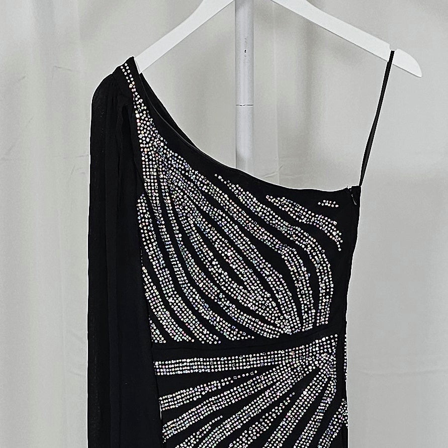 Glamour Wave: The One-Sleeved Stunner for Every Occasion