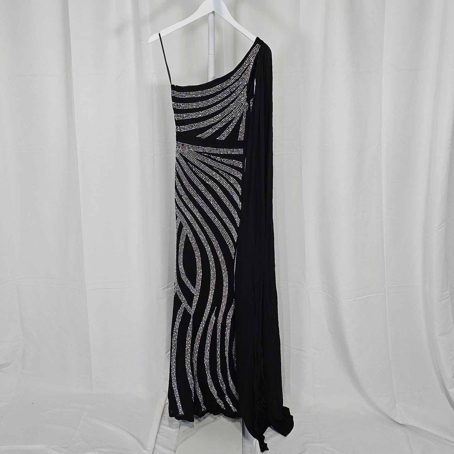 Glamour Wave: The One-Sleeved Stunner for Every Occasion
