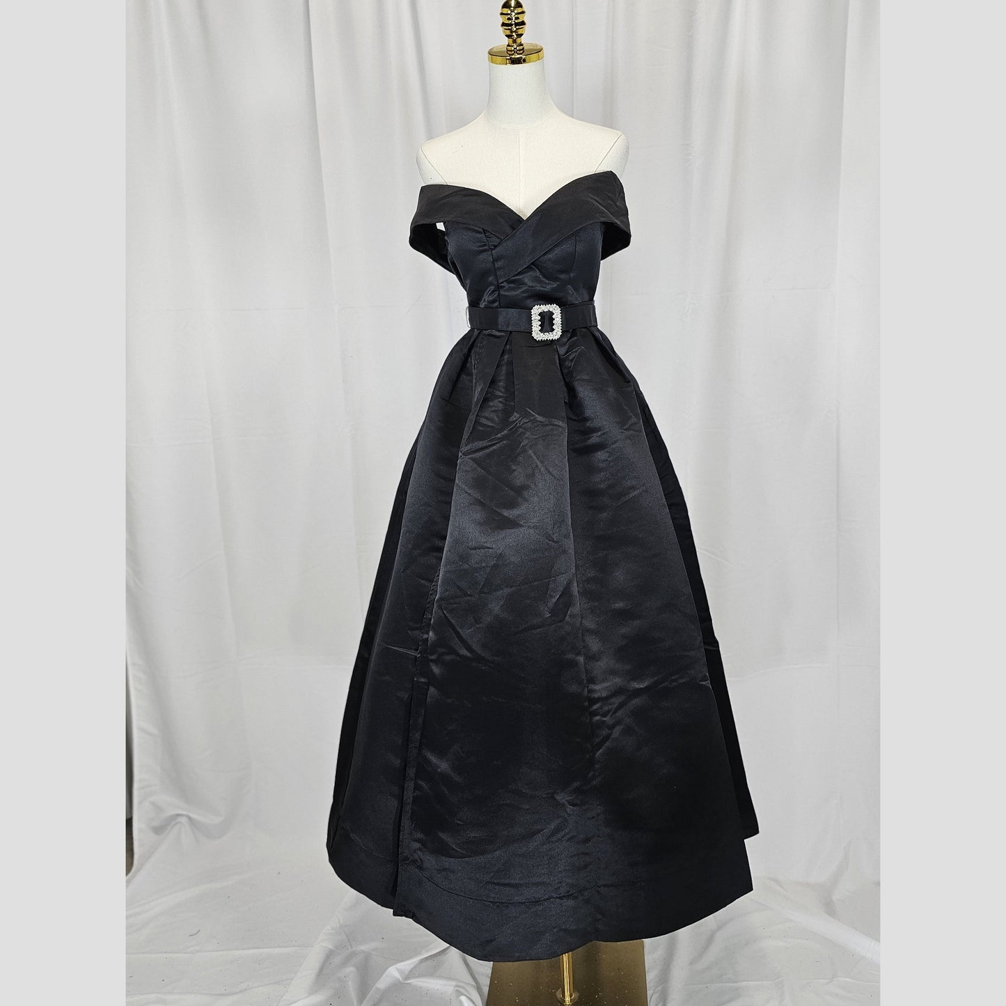 Chic & Sassy Off-Shoulder Evening Delight