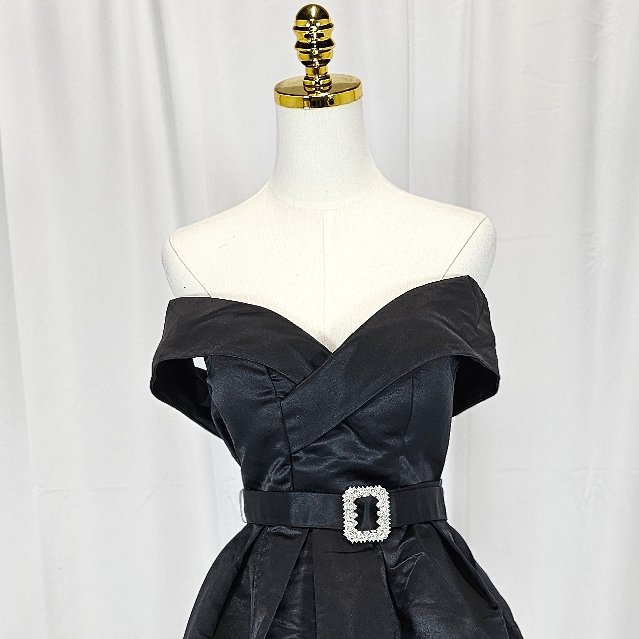 Chic & Sassy Off-Shoulder Evening Delight