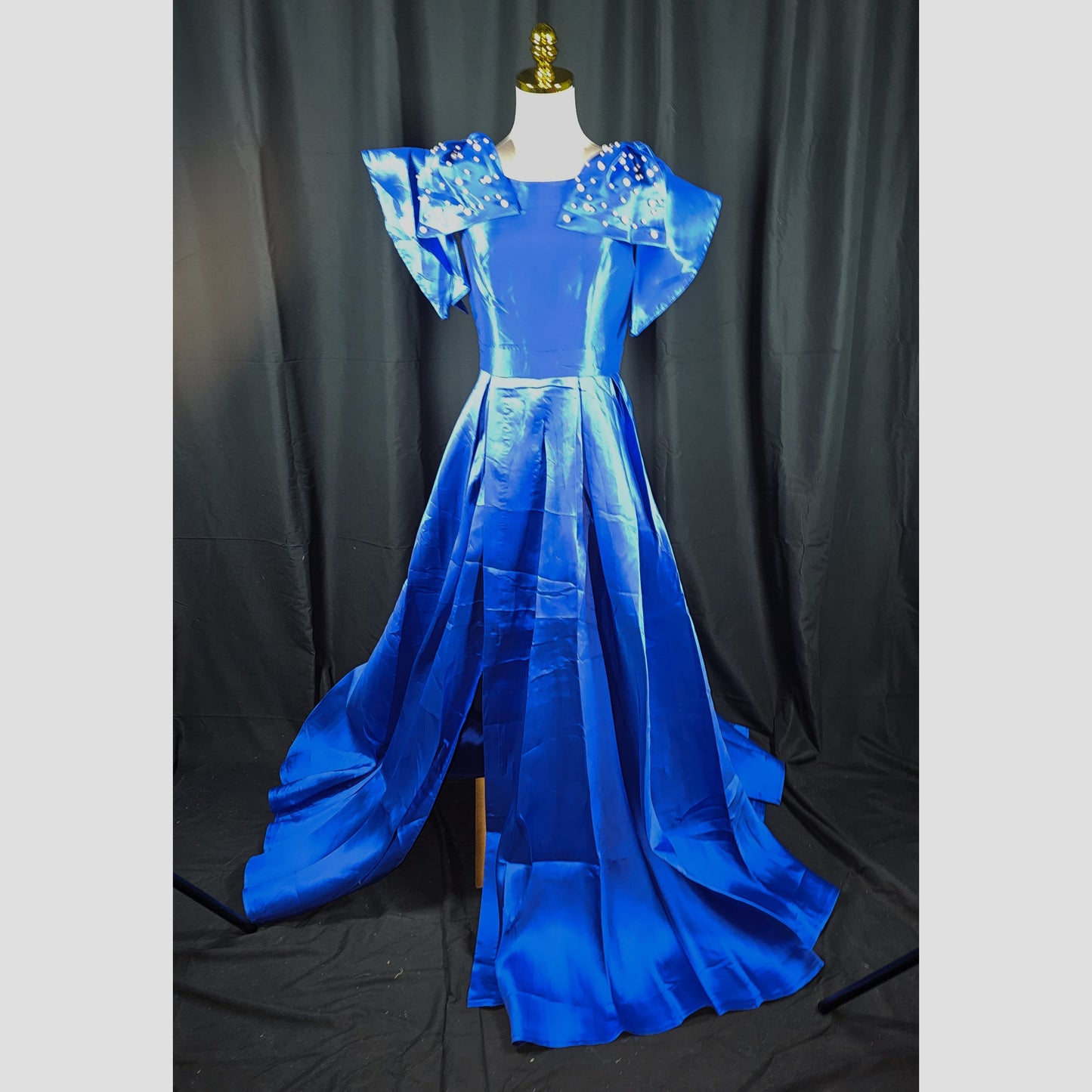 Royal Dynamics: Sapphire Ball Gown with Dramatic Flair