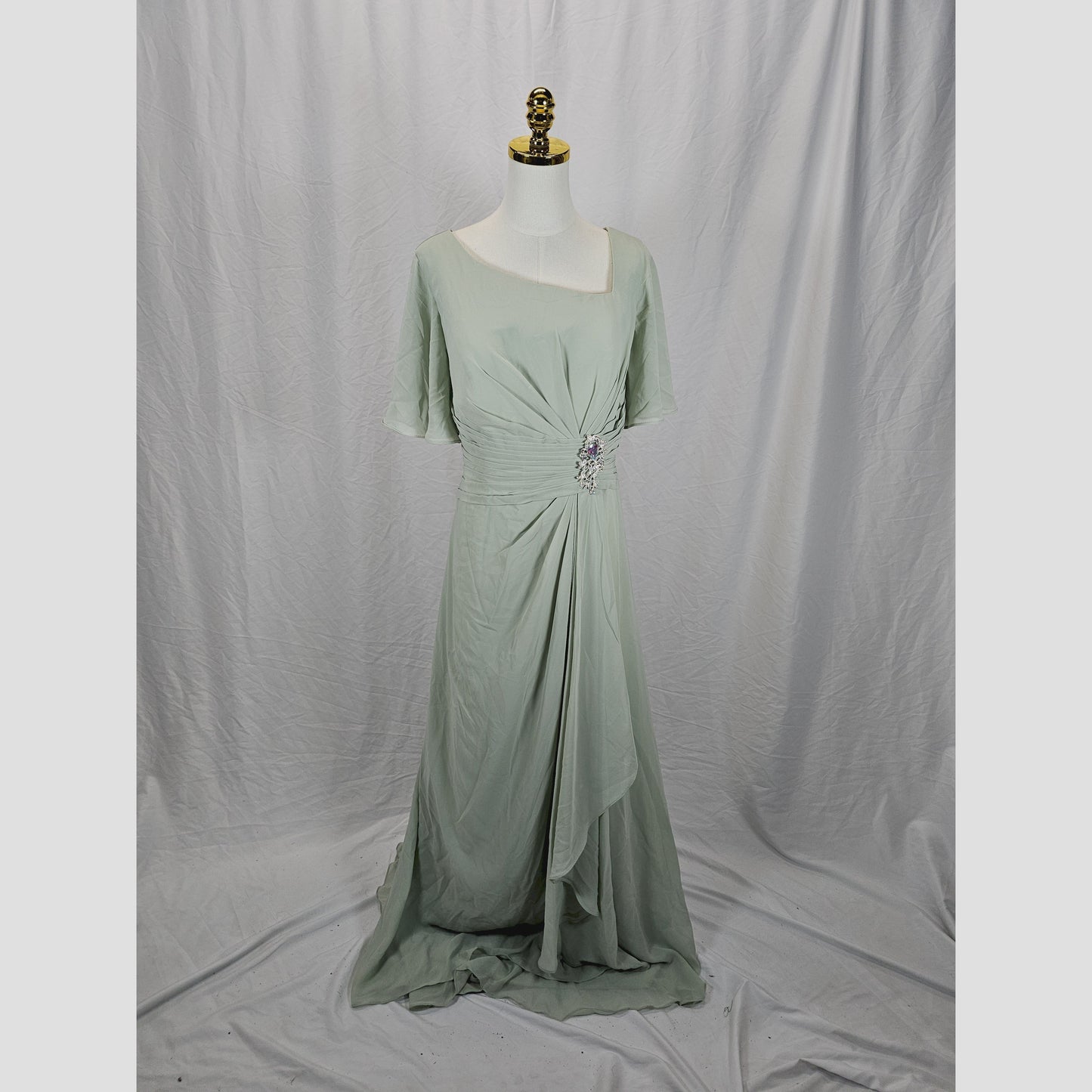 Elegant Mint Green Evening Dress with Flowing Sleeves & Embellishment