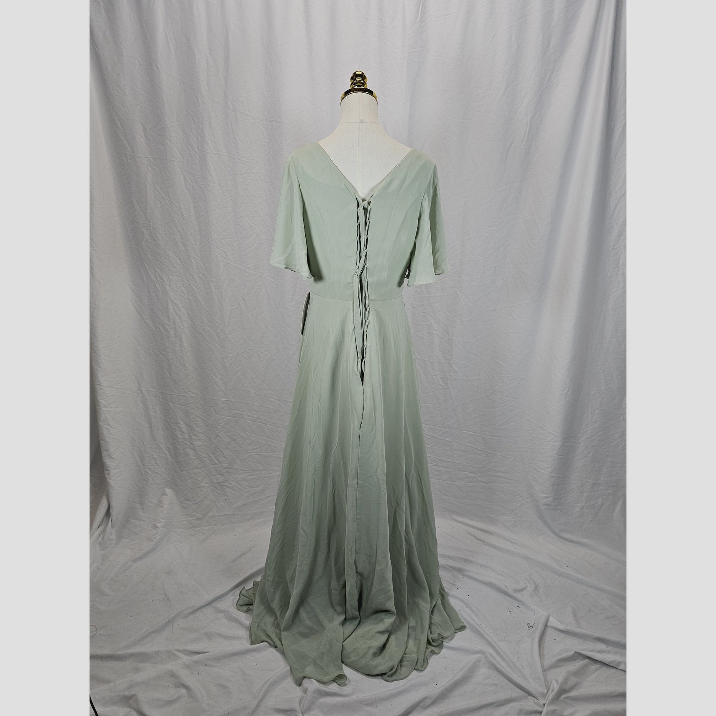 Elegant Mint Green Evening Dress with Flowing Sleeves & Embellishment