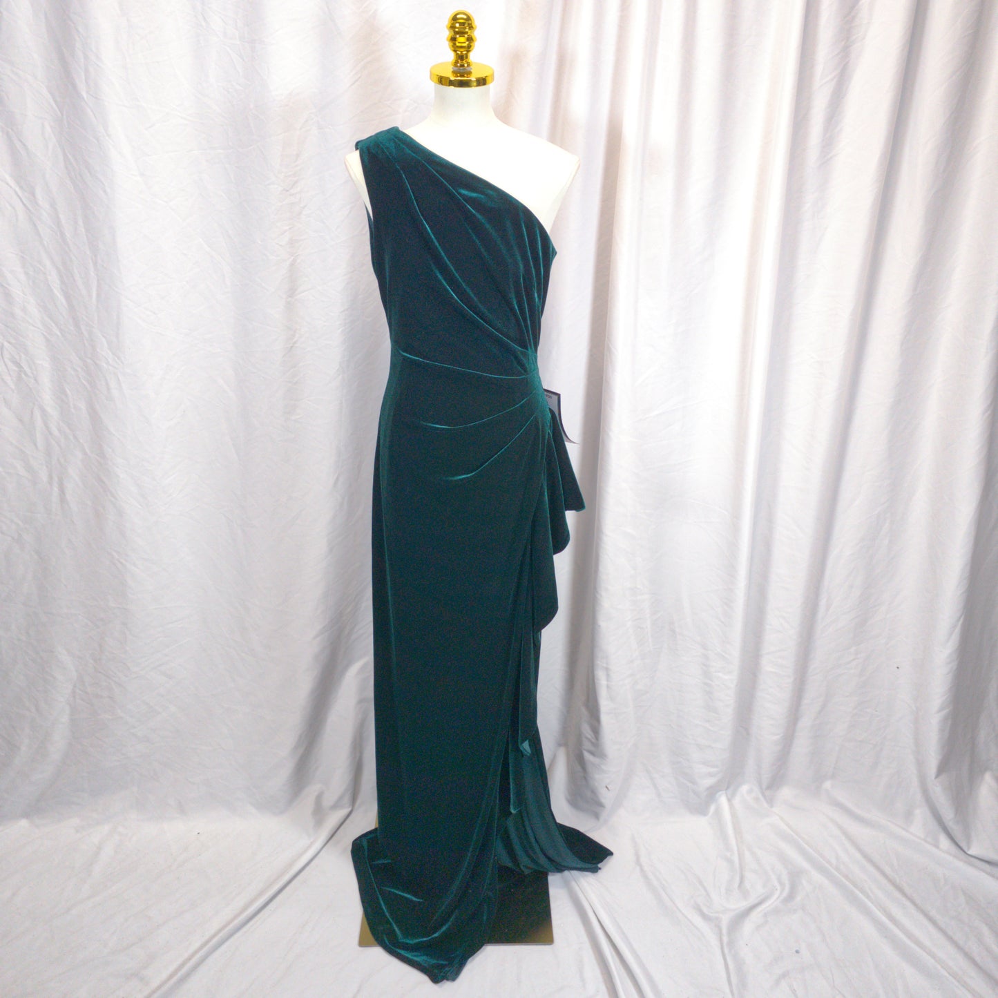 Emerald Velvet One-Shoulder Gown for Dramatic Entrances