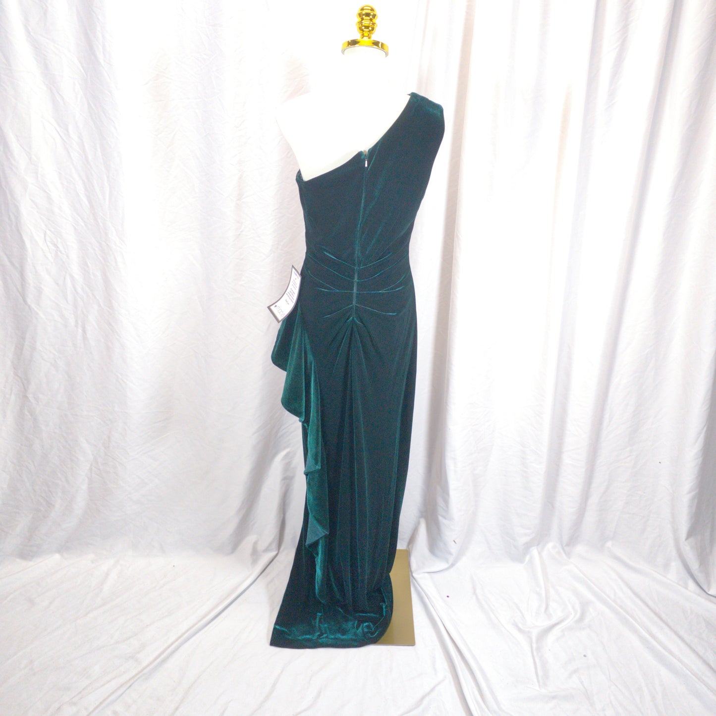 Emerald Velvet One-Shoulder Gown for Dramatic Entrances