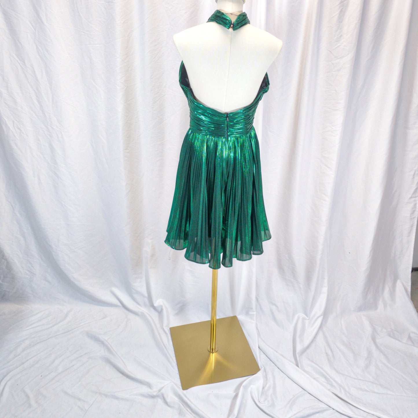 Dazzling Emerald Halter Dress: Your Ultimate Party Showstopper!