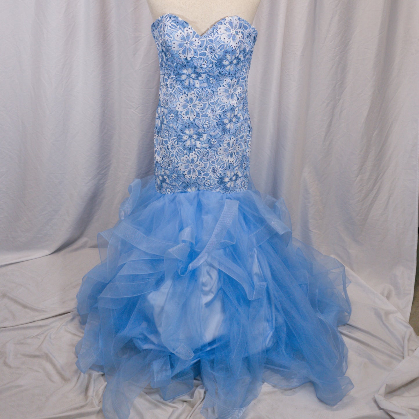 Sky-Blue Tulle & Lace Mermaid Gown for Show-Stopping Moments