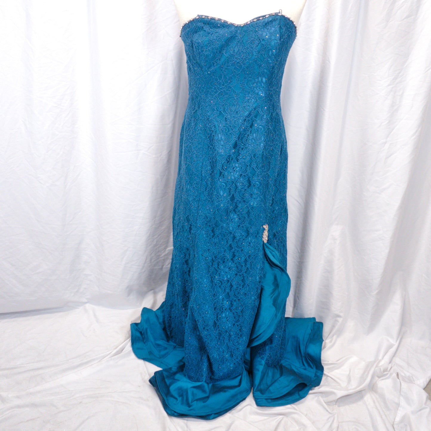 Dazzling Teal Lace Spectacle: Show-Stopping Gown for Galas