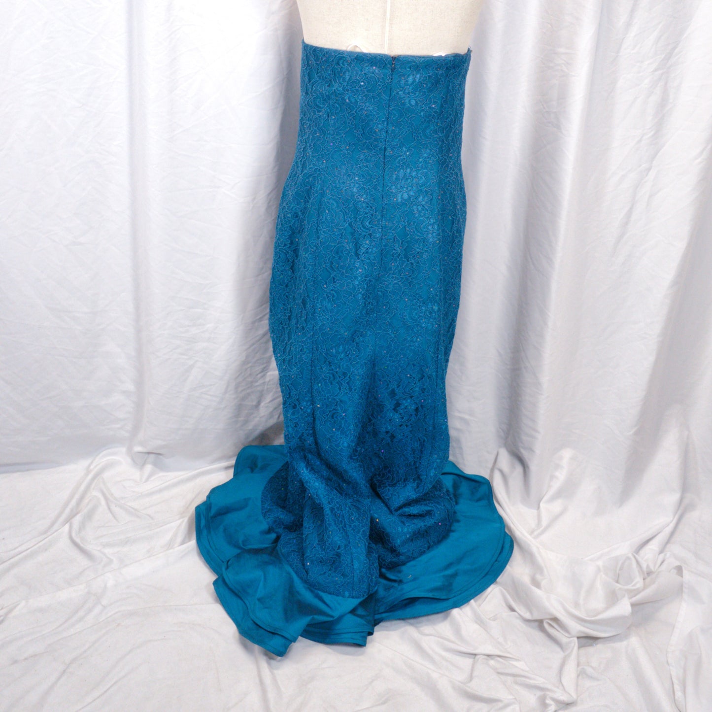 Dazzling Teal Lace Spectacle: Show-Stopping Gown for Galas