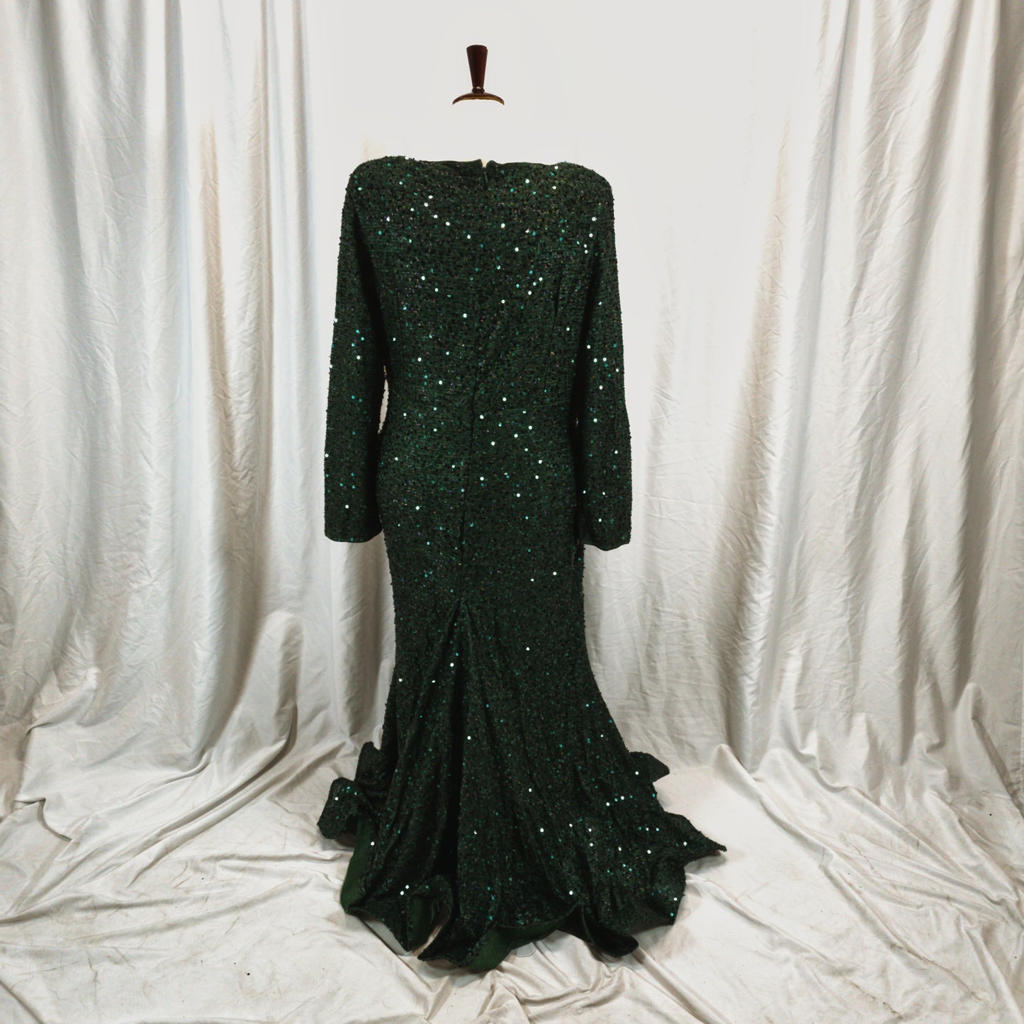 Emerald Sequined Gown for Unforgettable Nights