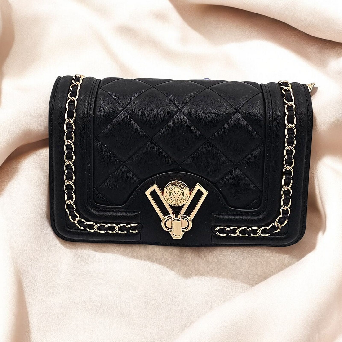 Elegant Quilted Crossbody Handbag with Gold Chain