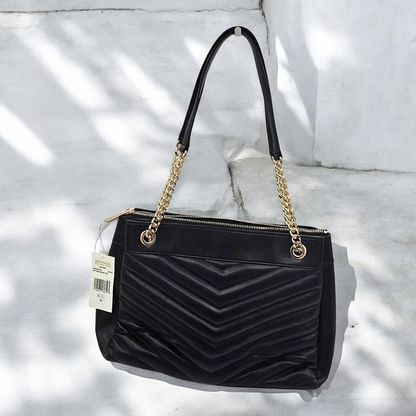Chic Quilted Handbag with Gold Chain Straps
