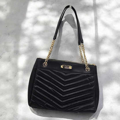 Chic Quilted Handbag with Gold Chain Straps